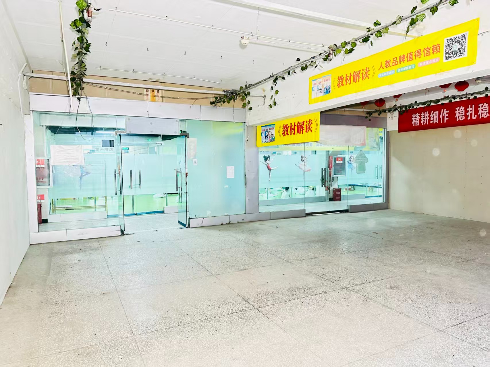龙翔东路提供写字楼、商铺、展示空间、直播间等多种面积选择，满足企业办公、研发、展示、运营等多元需求。