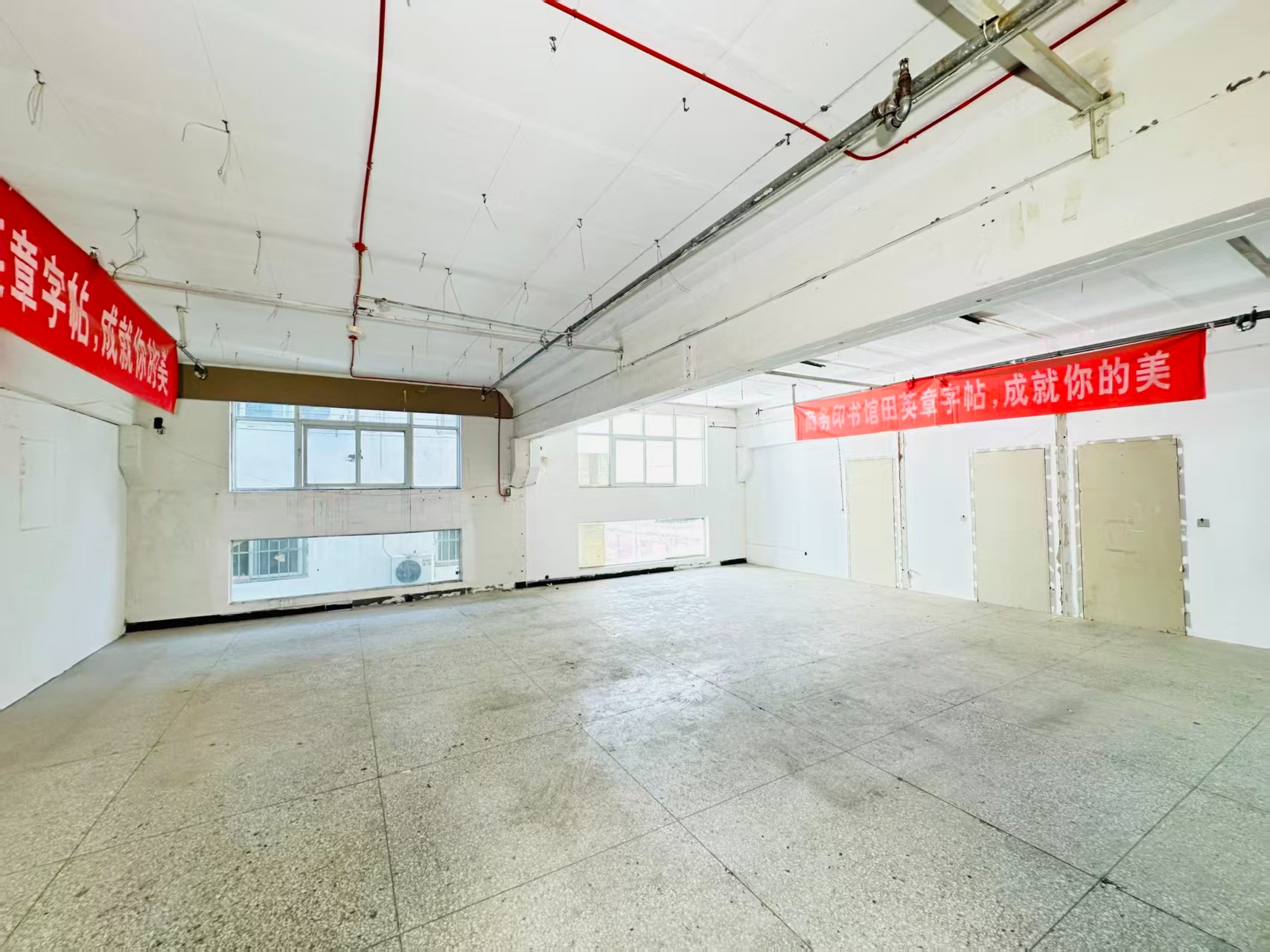 龙翔东路重点吸引人工智能应用、数字经济、电商直播、智能制造服务、软件开发、科技创新企业及创业团队入驻